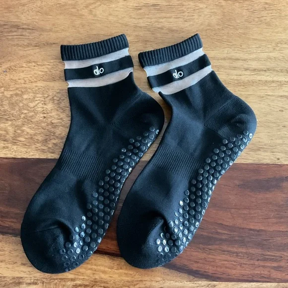 ALO Yoga Women's pulse Grip Socks black M/L retails $38 Pilates black - Picture 2 of 5